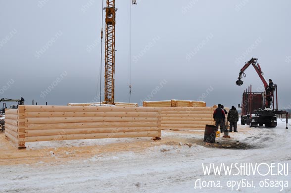 Разборка сруба с помощью крана